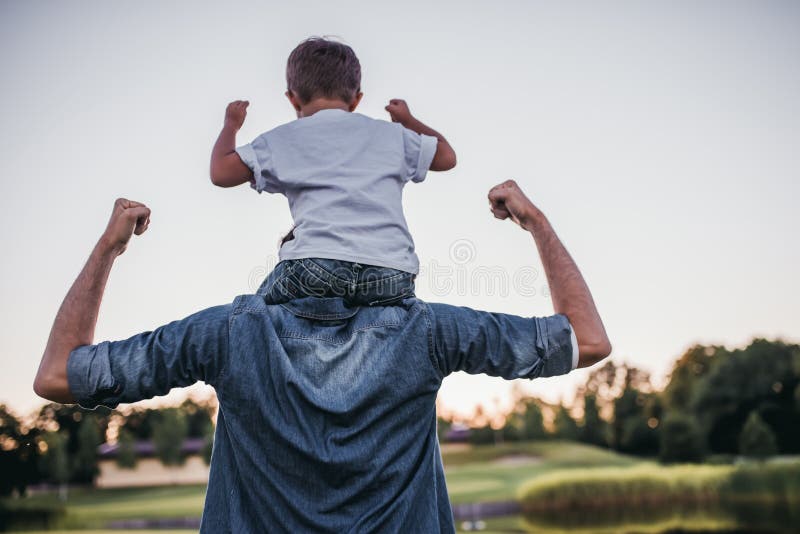 Papa avec le fils jouant le base-ball photo libre de droits Papa avec le fils jouant le base-ball photo libre de droits