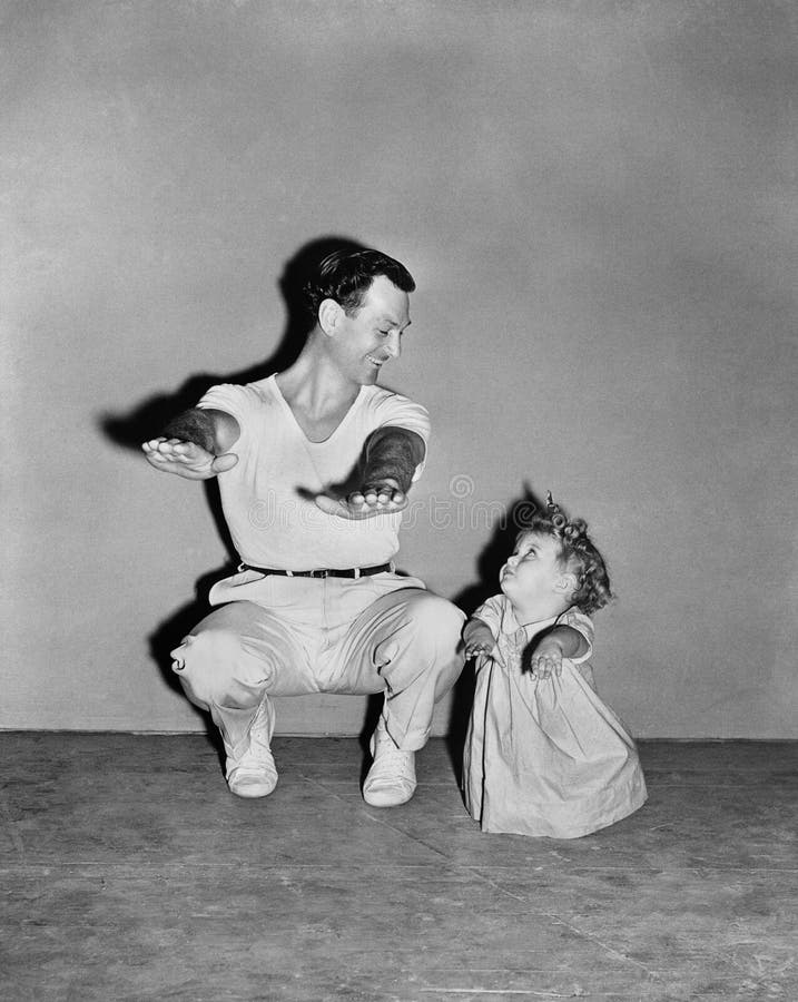Papa de imitation de bébé photos stock Papa de imitation de bébé photos stock