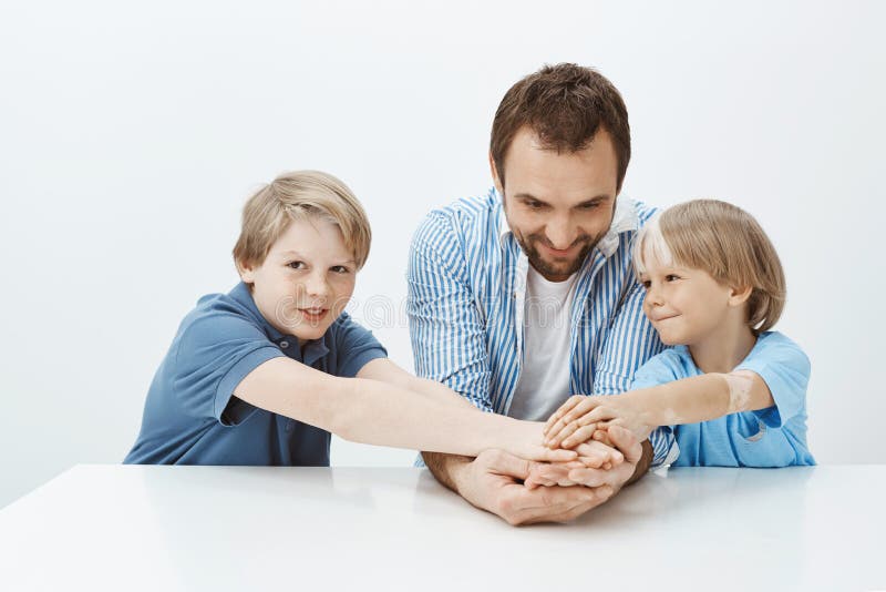 Papa et famille de fils non seulement mais équipe Portrait des enfants de mêmes parents heureux et du père beaux tenant des mains photos libres de droits Papa et famille de fils non seulement mais équipe Portrait des enfants de mêmes parents heureux et du père beaux tenant des mains photos libres de droits