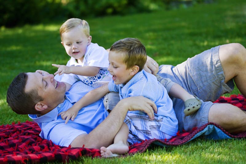 Papa jouant avec ses gosses photos libres de droits Papa jouant avec ses gosses photos libres de droits