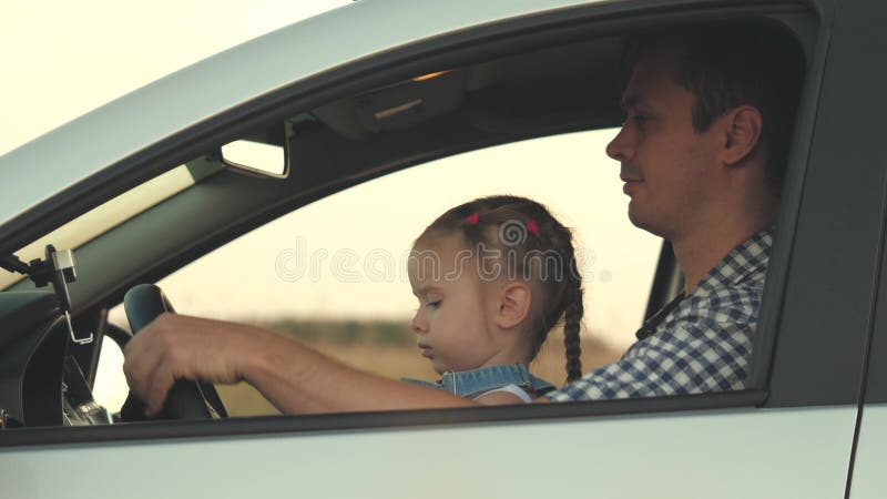 Papa Lehrt Seine Kleine Tochter Lenkrad Zu Drehen, Während Der