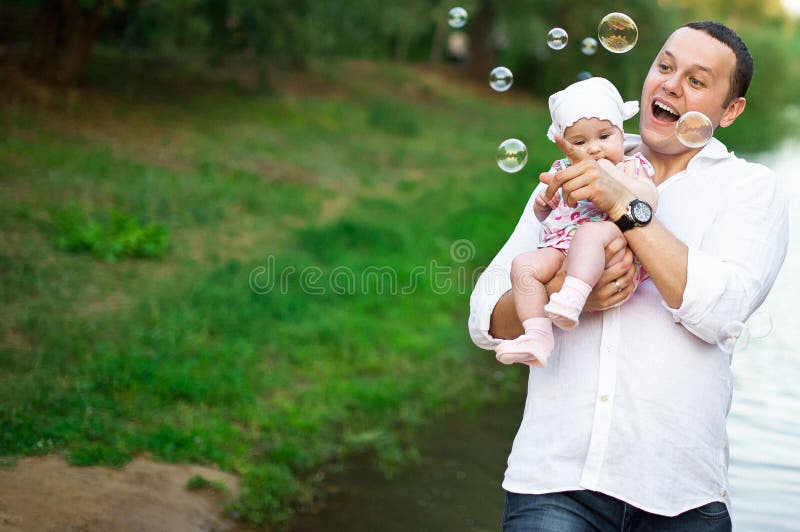 Papa met dochter het spelen in aard stock foto Papa met dochter het spelen in aard stock foto