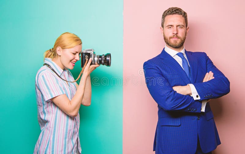 Paparazziconcept Knappe zakenman stellende camera Het schot van Nice Bekendheid en succes Fotograaf die succesvolle foto nemen stock fotografie Paparazziconcept Knappe zakenman stellende camera Het schot van Nice Bekendheid en succes Fotograaf die succesvolle foto nemen stock fotografie