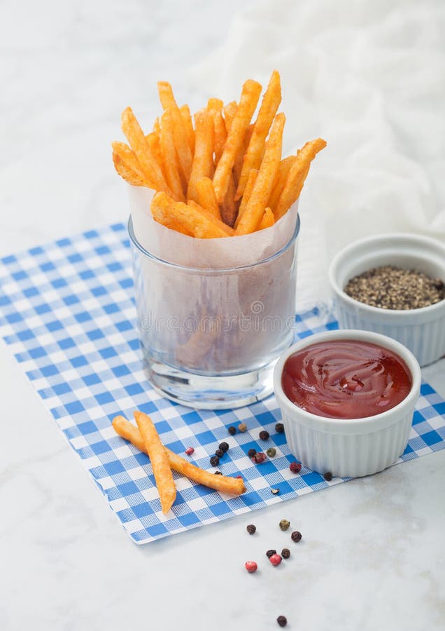 Papas Fritas Fritas Fritas En Vidrio Con Salsa De Tomate Y Pimienta En ...