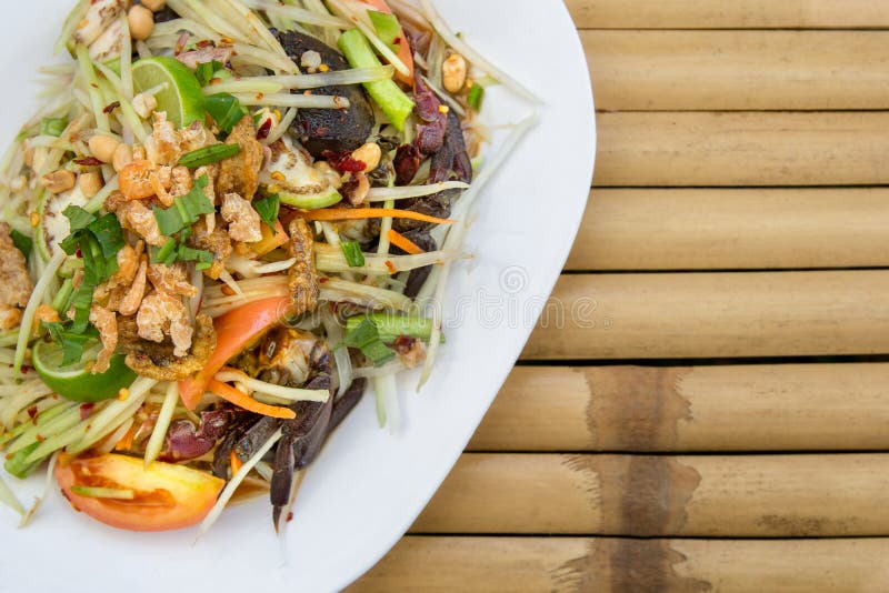 Papaya σαλάτα πικάντικη με τα καβούρια και τις ξηρές μικρές γαρίδες - Tam Korat στοκ εικόνες Papaya σαλάτα πικάντικη με τα καβούρια και τις ξηρές μικρές γαρίδες - Tam Korat στοκ εικόνες