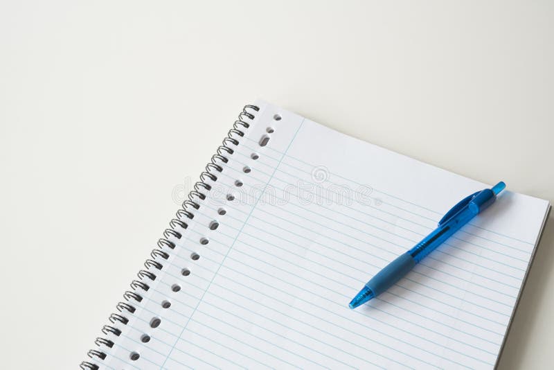 Papel alinhado com a pena azul na mesa branca Espaço para o texto fotos de stock Papel alinhado com a pena azul na mesa branca Espaço para o texto fotos de stock