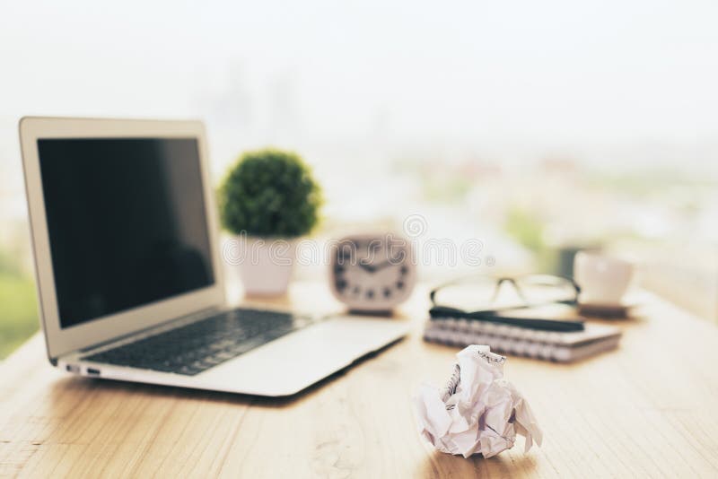 Papel amassado em secretária de escritório fotos de stock