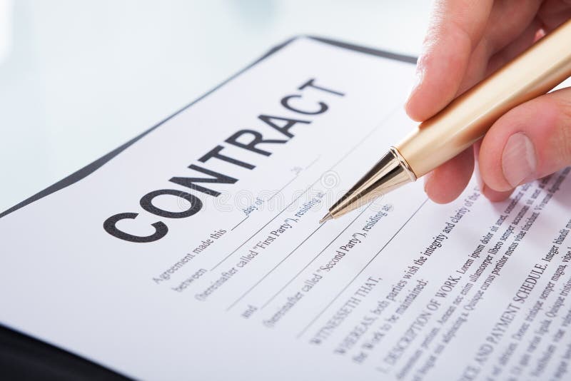 Papel de firma del contrato del hombre de negocios en el escritorio imagen de archivo libre de regalías Papel de firma del contrato del hombre de negocios en el escritorio imagen de archivo libre de regalías