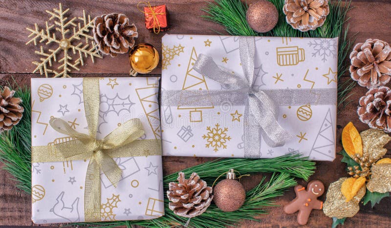 Papel de regalo de la Navidad, papel del regalo, cajas de regalo, abetos, con los conos y las decoraciones en un fondo de madera imágenes de archivo libres de regalías Papel de regalo de la Navidad, papel del regalo, cajas de regalo, abetos, con los conos y las decoraciones en un fondo de madera imágenes de archivo libres de regalías