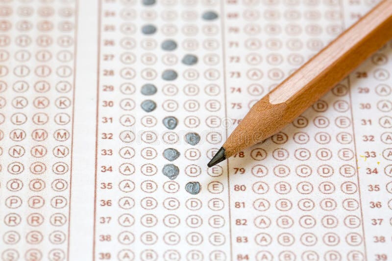 Papel de teste do questionário dos exames com desenho de lápis imagem de stock Papel de teste do questionário dos exames com desenho de lápis imagem de stock