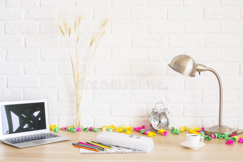 Papel e portátil amarrotados foto de stock