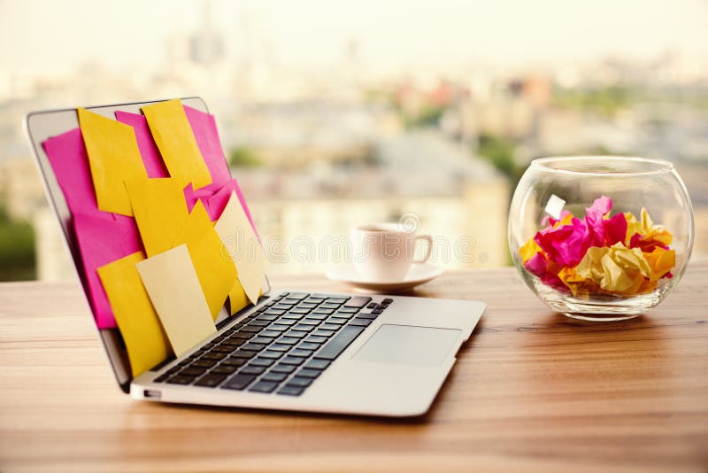 Papel e portátil amarrotados fotos de stock royalty free