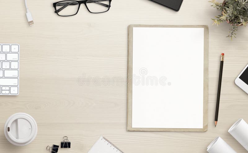 Papel vazio na mesa de escritório com espaço da cópia ao lado fotografia de stock royalty free Papel vazio na mesa de escritório com espaço da cópia ao lado fotografia de stock royalty free