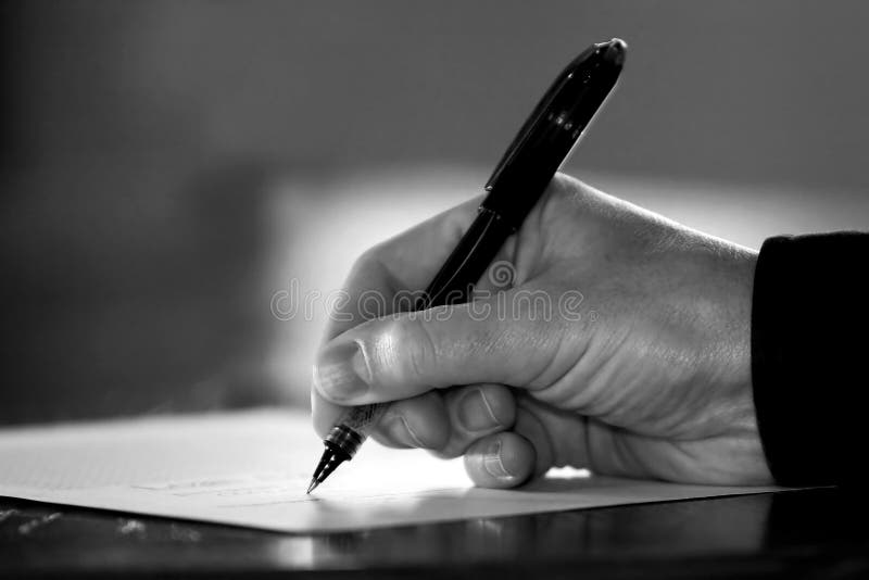Papeleo/contrato de firma de la mano (negro y blanco) foto de archivo libre de regalías Papeleo/contrato de firma de la mano (negro y blanco) foto de archivo libre de regalías