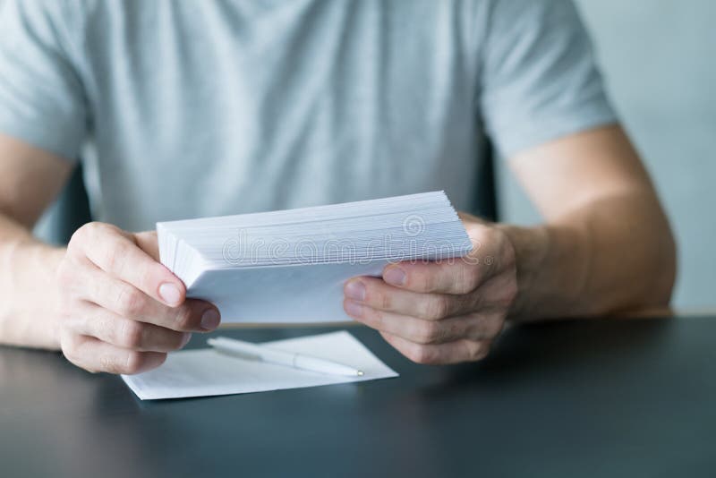 Papeleo que envía letras de invitación del hombre del correo fotografía de archivo libre de regalías Papeleo que envía letras de invitación del hombre del correo fotografía de archivo libre de regalías