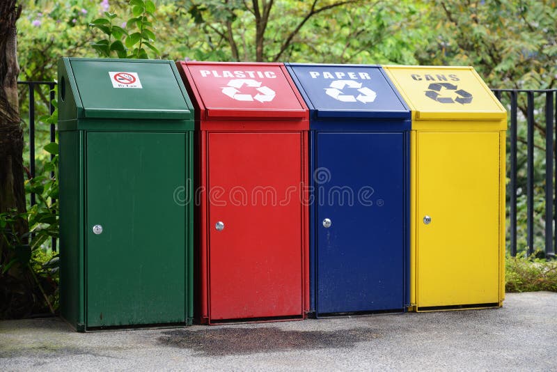 Papeleras de reciclaje coloreadas foto de archivo libre de regalías Papeleras de reciclaje coloreadas foto de archivo libre de regalías