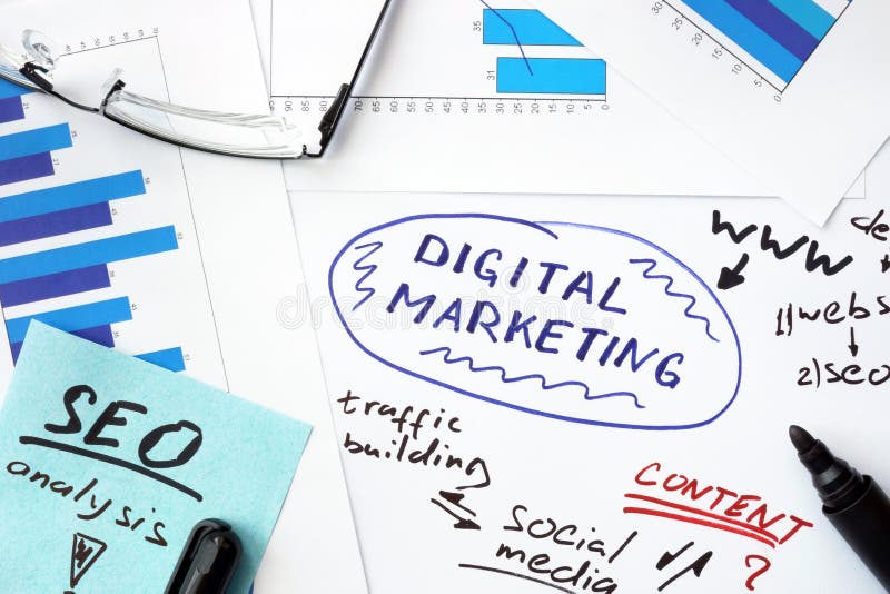 Papeles con los gráficos y el márketing digital fotografía de archivo libre de regalías Papeles con los gráficos y el márketing digital fotografía de archivo libre de regalías