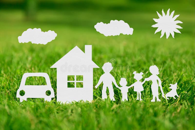 Rez papiera rodiny s dom a auto, na zelenej tráve.