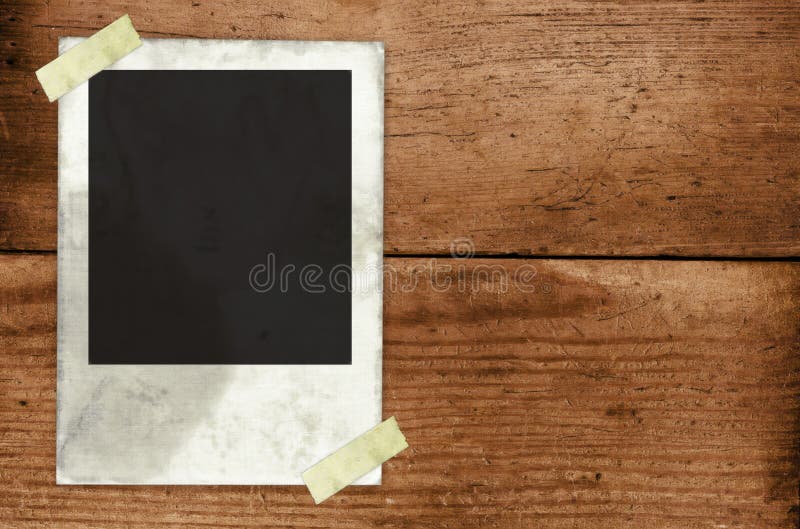 Ein Blatt zerknülltes Papier mit einem großen, klaren schwarzen Quadrat auf den es geklebt wird, um eine hölzerne Wand mit Klebeband.