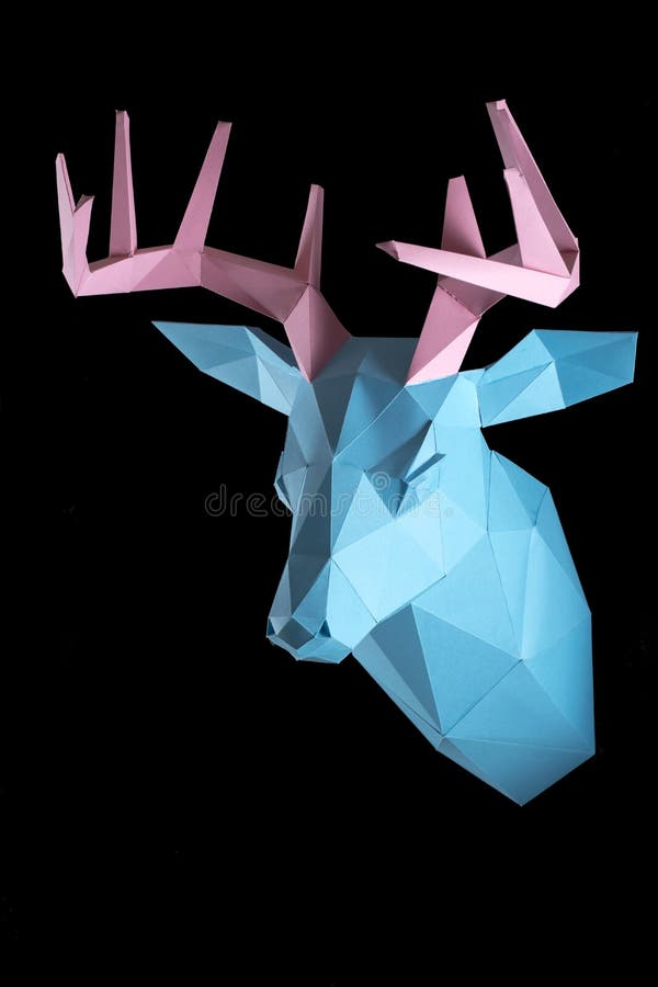Papercraft,一张纸,鹿朝向与垫铁 免版税库存照片 Papercraft,一张纸,鹿朝向与垫铁 免版税库存照片