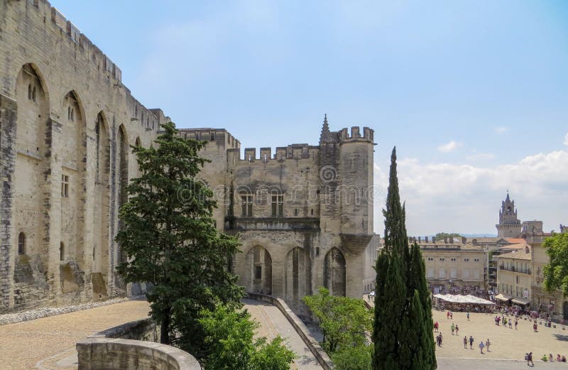 Papes Palace et plaza publique, site de patrimoine mondial de l'UNESCO, Avignon, France image stock Papes Palace et plaza publique, site de patrimoine mondial de l'UNESCO, Avignon, France image stock