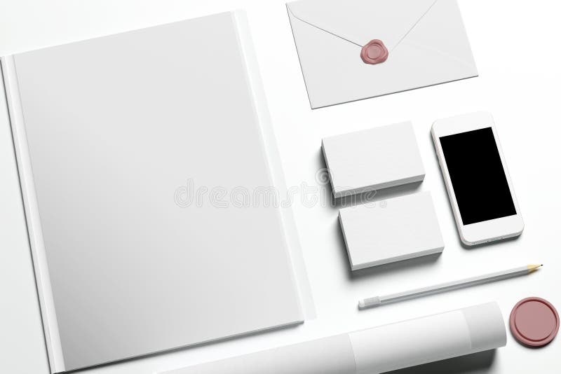Papeterie vide sur le blanc photographie stock libre de droits Papeterie vide sur le blanc photographie stock libre de droits