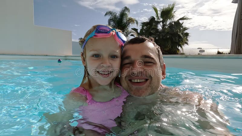 Papi e hija en la piscina