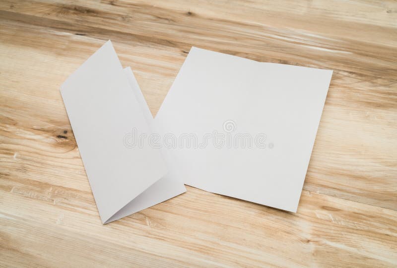 Papier blanc Bifold de calibre sur la texture en bois photo stock Papier blanc Bifold de calibre sur la texture en bois photo stock