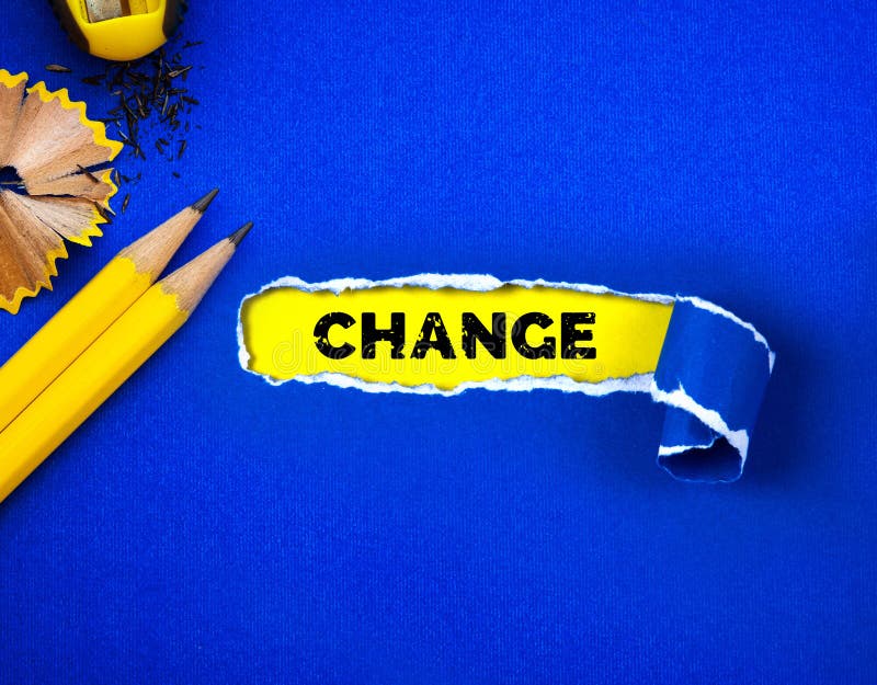 Papier bleu et espace déchirés pour le texte de CHANGEMENT avec le fond de papier jaune photographie stock Papier bleu et espace déchirés pour le texte de CHANGEMENT avec le fond de papier jaune photographie stock