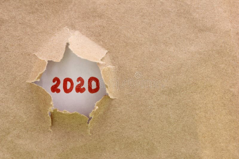 Papier brun déchiré ou déchiré révélant la nouvelle année 2020 sur fond blanc Espace de copie image libre de droits Papier brun déchiré ou déchiré révélant la nouvelle année 2020 sur fond blanc Espace de copie image libre de droits