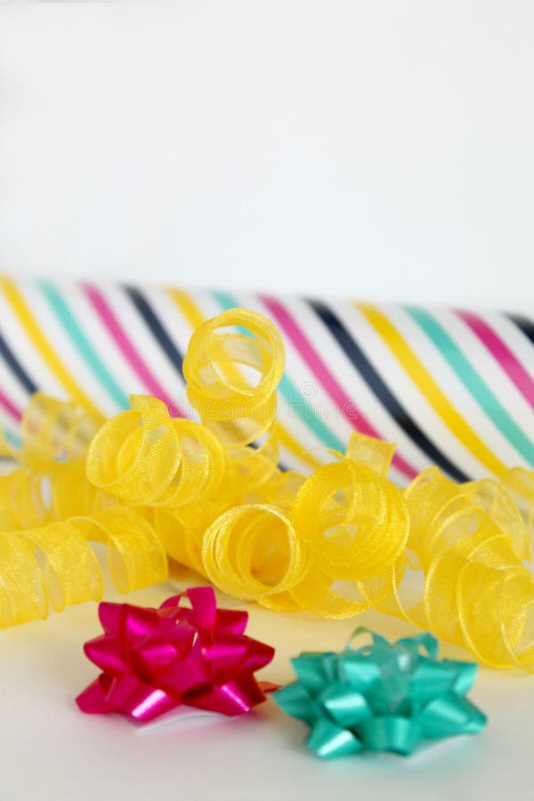 Papier Cadeau D Anniversaire Photo Stock Image Du Cadeau Papier Papier Cadeau D Anniversaire Photo Stock Image Du Cadeau Papier