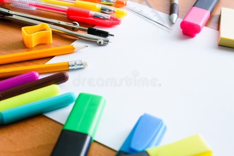 Papier, crayons colorés, stylos, marqueurs et une certaine substance d'art sur la table en bois image stock Papier, crayons colorés, stylos, marqueurs et une certaine substance d'art sur la table en bois image stock