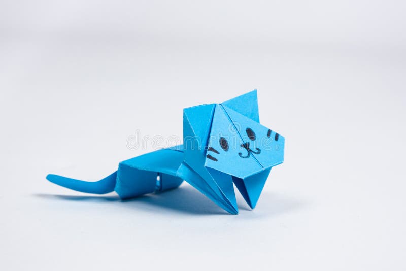 Papier D'origami Bleu Artisanat Pour Enfants Et Adultes Habiller Figurines  Animaux Fond Blanc Photo stock - Image du idée, couleur: 261978648