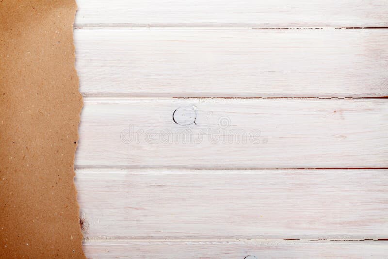 Papier de carton au-dessus du fond en bois blanc photos stock Papier de carton au-dessus du fond en bois blanc photos stock