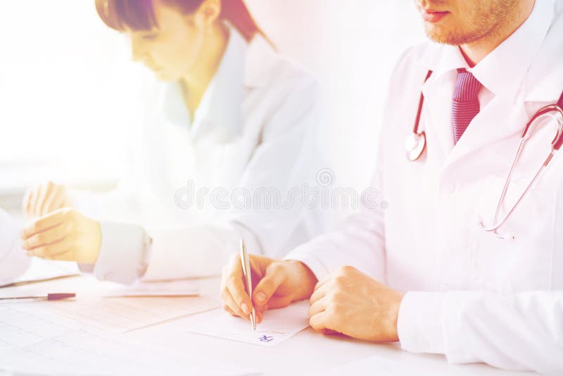 Papier de prescription d'écriture de médecin et d'infirmière images libres de droits Papier de prescription d'écriture de médecin et d'infirmière images libres de droits