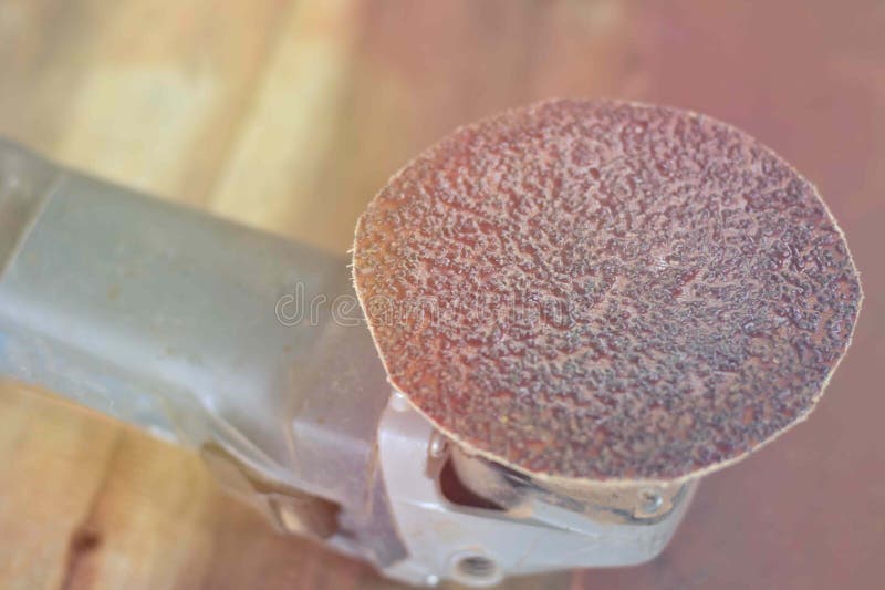 Papier de verre brun closeup machine de polissage vieux papier de sable rond. sur une table en bois. lumière photos stock