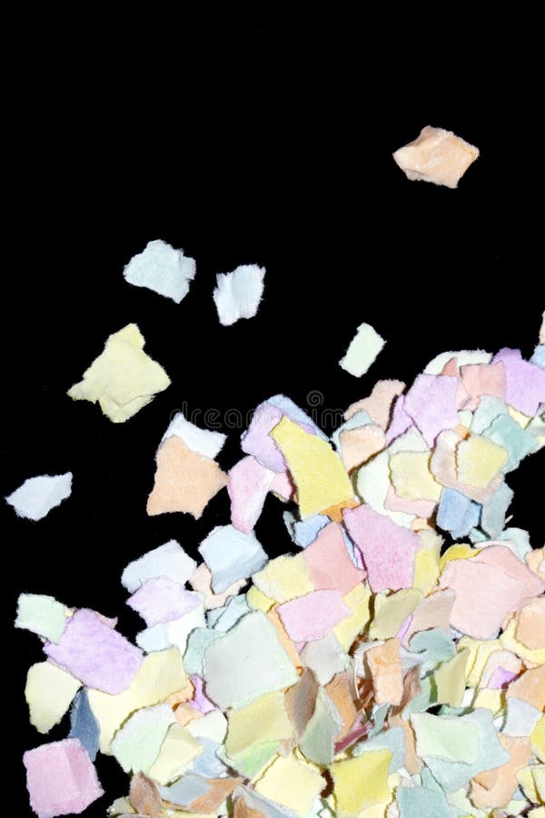 Papier déchiqueté couches confetti couleur délicate abstraite texture douce fond noir illustration libre de droits