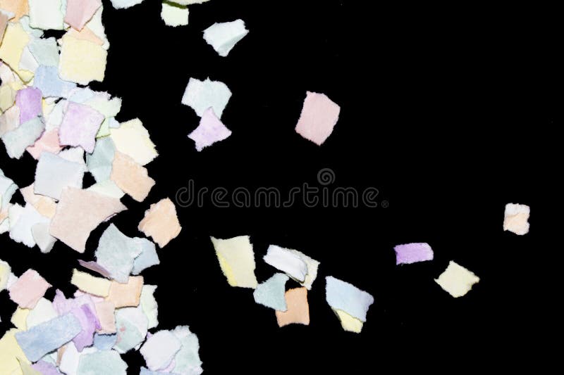 Papier déchiqueté couches confetti couleur délicate abstraite texture douce fond noir illustration libre de droits