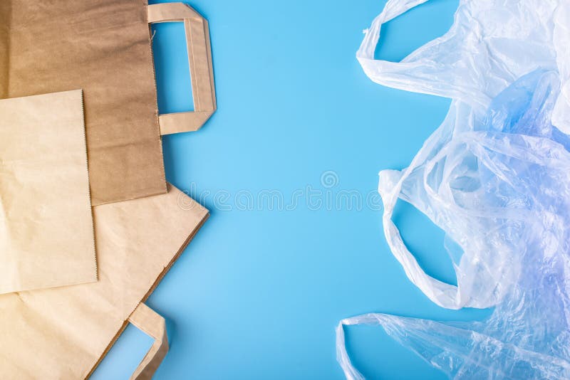 Papier gegen Plastiktaschen für die Verpackenund tragenden Produkte Wählen Sie für Umweltschutz Platz für Text lizenzfreie stockbilder Papier gegen Plastiktaschen für die Verpackenund tragenden Produkte Wählen Sie für Umweltschutz Platz für Text lizenzfreie stockbilder