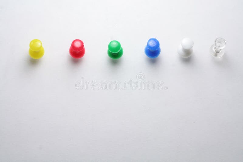 papier pushpins białe fotografia stock papier pushpins białe fotografia stock