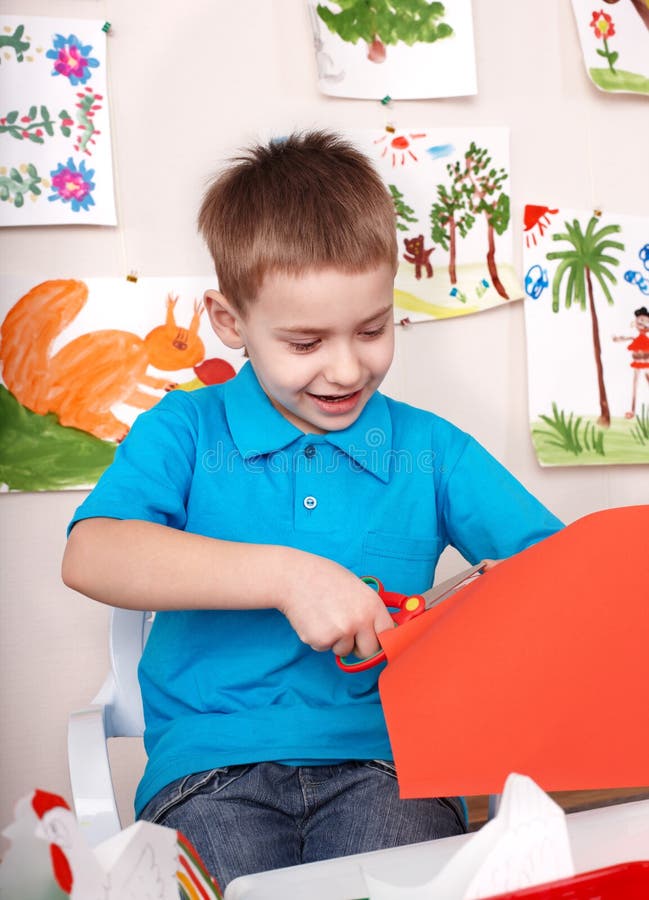 Papier sérieux de découpage d'enfant. photos stock Papier sérieux de découpage d'enfant. photos stock