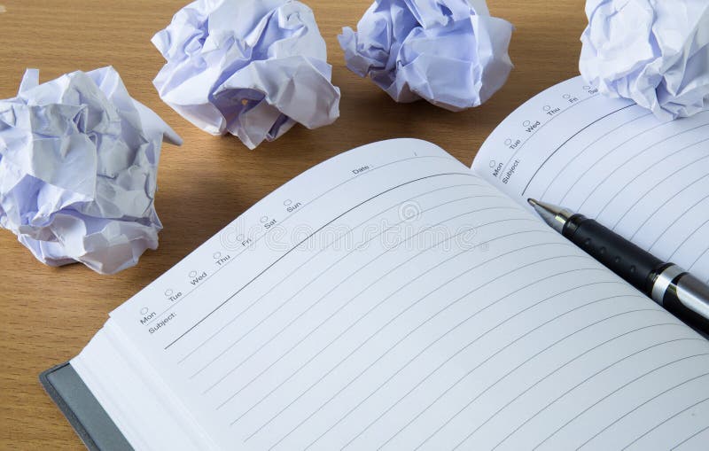 Papierbälle und Stift über leerem weißem Blatt stockbilder Papierbälle und Stift über leerem weißem Blatt stockbilder