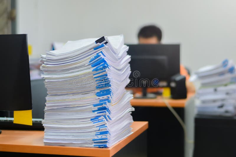Papiere bearbeiten Stapeldokumentennahaufnahme auf Schreibtisch, Geschäftsunterlagengebührenzählung und Prüfung, um über die Zusa