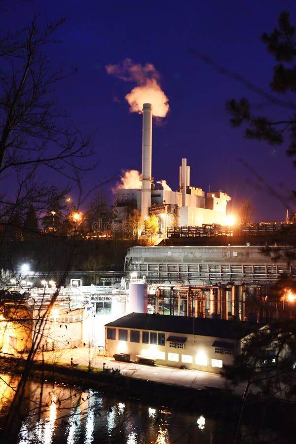 Papierfabrik Heinzel Paper in Laakirchen bei Nacht, Österreich, Europa - Heinzel Paper paper mill in Laakirchen at night, Austria, Europe. Papierfabrik Heinzel Paper in Laakirchen bei Nacht, Österreich, Europa - Heinzel Paper paper mill in Laakirchen at night, Austria, Europe