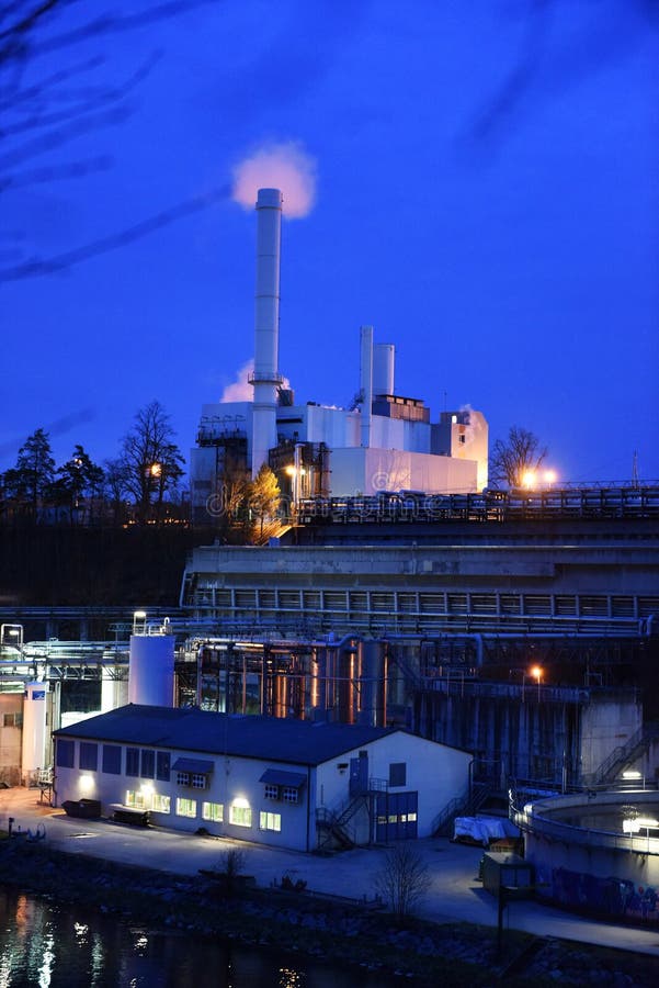 Papierfabrik Heinzel Paper in Laakirchen bei Nacht, Österreich, Europa - Heinzel Paper paper mill in Laakirchen at night, Austria, Europe. Papierfabrik Heinzel Paper in Laakirchen bei Nacht, Österreich, Europa - Heinzel Paper paper mill in Laakirchen at night, Austria, Europe