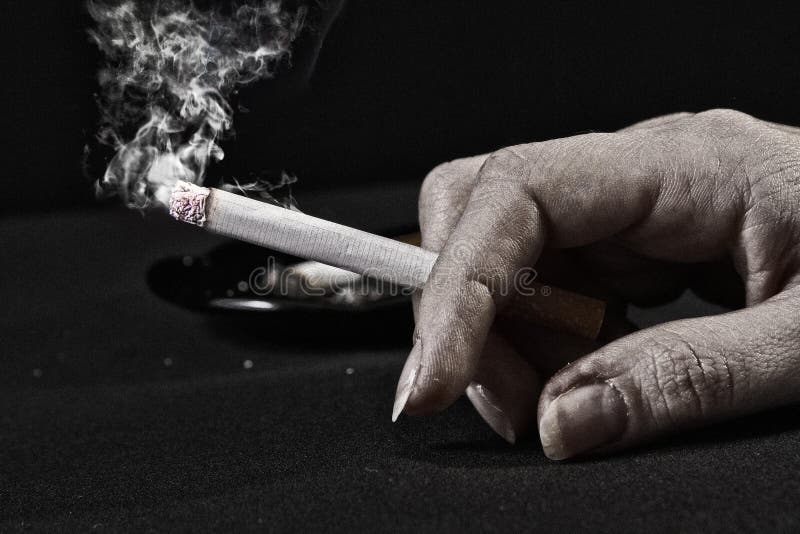 papierosowa ręki mienia stara kobieta zdjęcia stock papierosowa ręki mienia stara kobieta zdjęcia stock