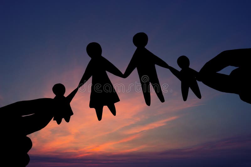 Papierowa rodzina w dwa rękach przeciw nieba tłu zdjęcia royalty free Papierowa rodzina w dwa rękach przeciw nieba tłu zdjęcia royalty free