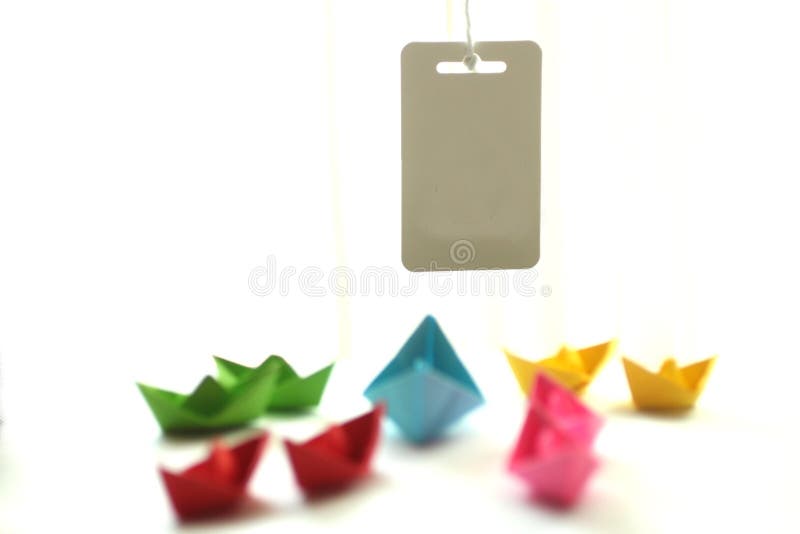 Papierowe ?odzie Origami kolorowi papierowi statki z pustą etykietki notatką lub teksta projektem obrazy stock Papierowe ?odzie Origami kolorowi papierowi statki z pustą etykietki notatką lub teksta projektem obrazy stock