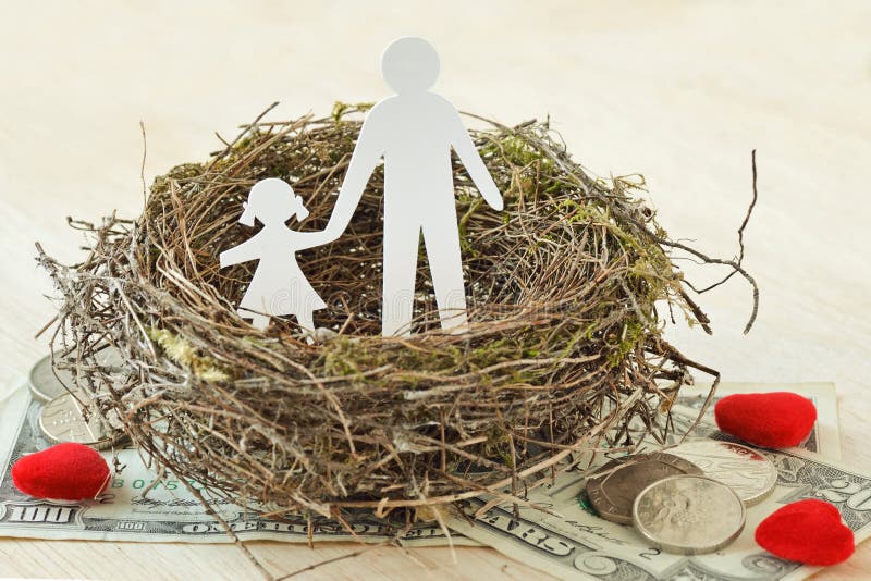 Papierowy ojciec, córka w gniazdeczku na pieniądze i serca - pojęcie samotny rodzic rodzina