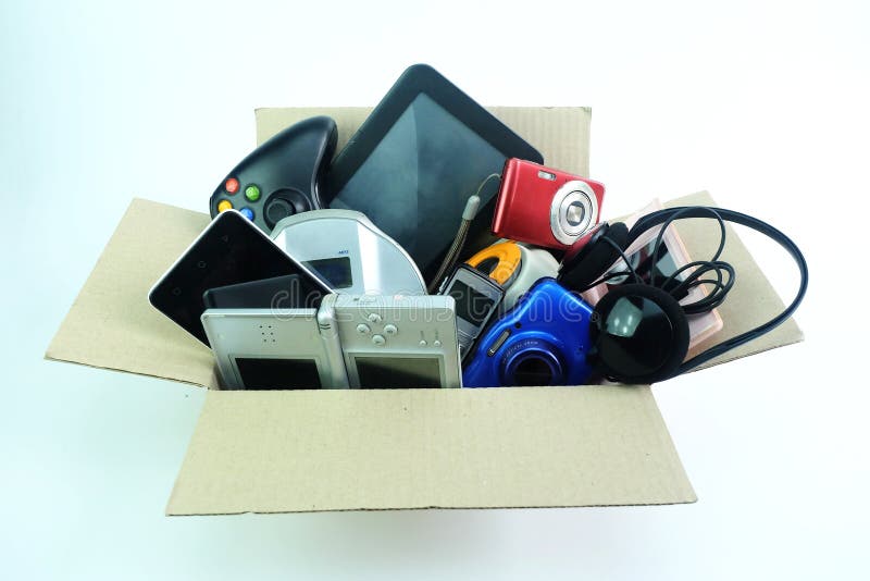 Papierowy pudełko z uszkadzającymi lub starymi używać elektronika gadżetami dla dziennego use na białym tle